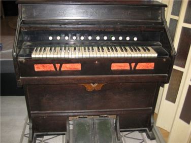 Abbildung: altes Harmonium 