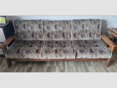 Abbildung: Couch und Sessel