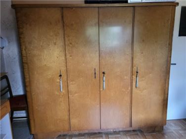 Abbildung: Alter Kleiderschrank