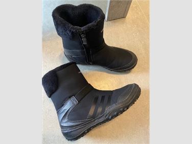 Abbildung: Adidas Winterstiefel gefüttert Gr. 6,5 (40)