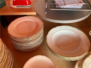 Abbildung: Schrank und Geschirr 