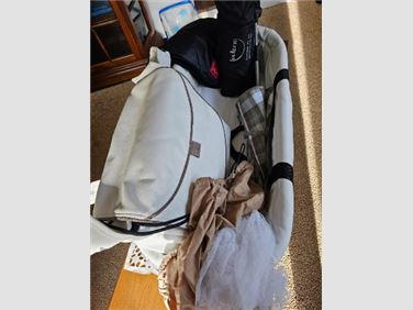 Abbildung: Kinderwagen mit riesigen Zubehör 